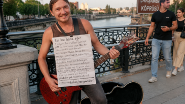 Aşkı İçin 1 Milyon Ruble Peşinde: Gitarıyla Samsun’a Geldi