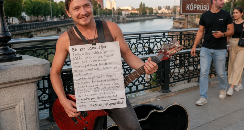 Aşkı İçin 1 Milyon Ruble Peşinde: Gitarıyla Samsun’a Geldi