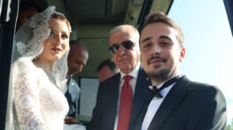 DÜĞÜN SALONUNA DEĞİL, ERDOĞAN’I KARŞILAMAYA GİTTİLER