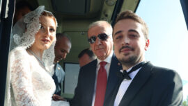 DÜĞÜN SALONUNA DEĞİL, ERDOĞAN’I KARŞILAMAYA GİTTİLER
