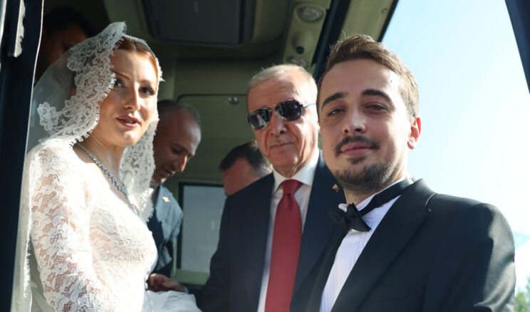 DÜĞÜN SALONUNA DEĞİL, ERDOĞAN’I KARŞILAMAYA GİTTİLER